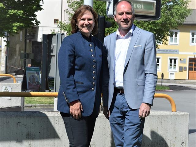 Geschäftsführerin der Halleiner Parkgaragengesellschaft Gabriela Pichler und Bürgermeister Alexander Stangassinger