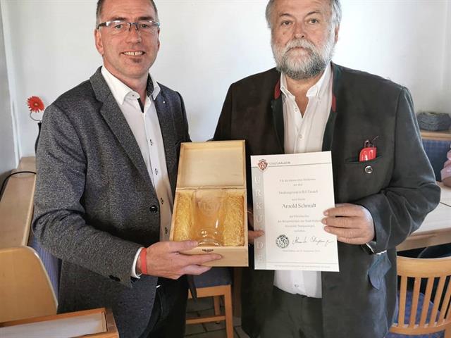 Bürgermeister Alexander Stangassinger überreicht Siedlungsvereins-Obmann Arnold Schmidt den Ehrenbecher und die Ehrenurkunde der Stadt Hallein.