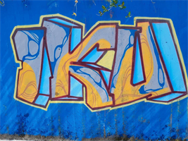 Eine blaue Wand mit Graffiti
